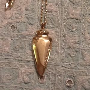 Kendra Scott necklace